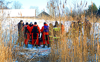 Uratowano wędkarzy pod, którymi załamał się lód